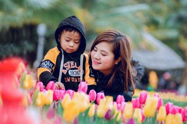 Mother and child looking at tulips. Link to Gifts of Appreciated Securities